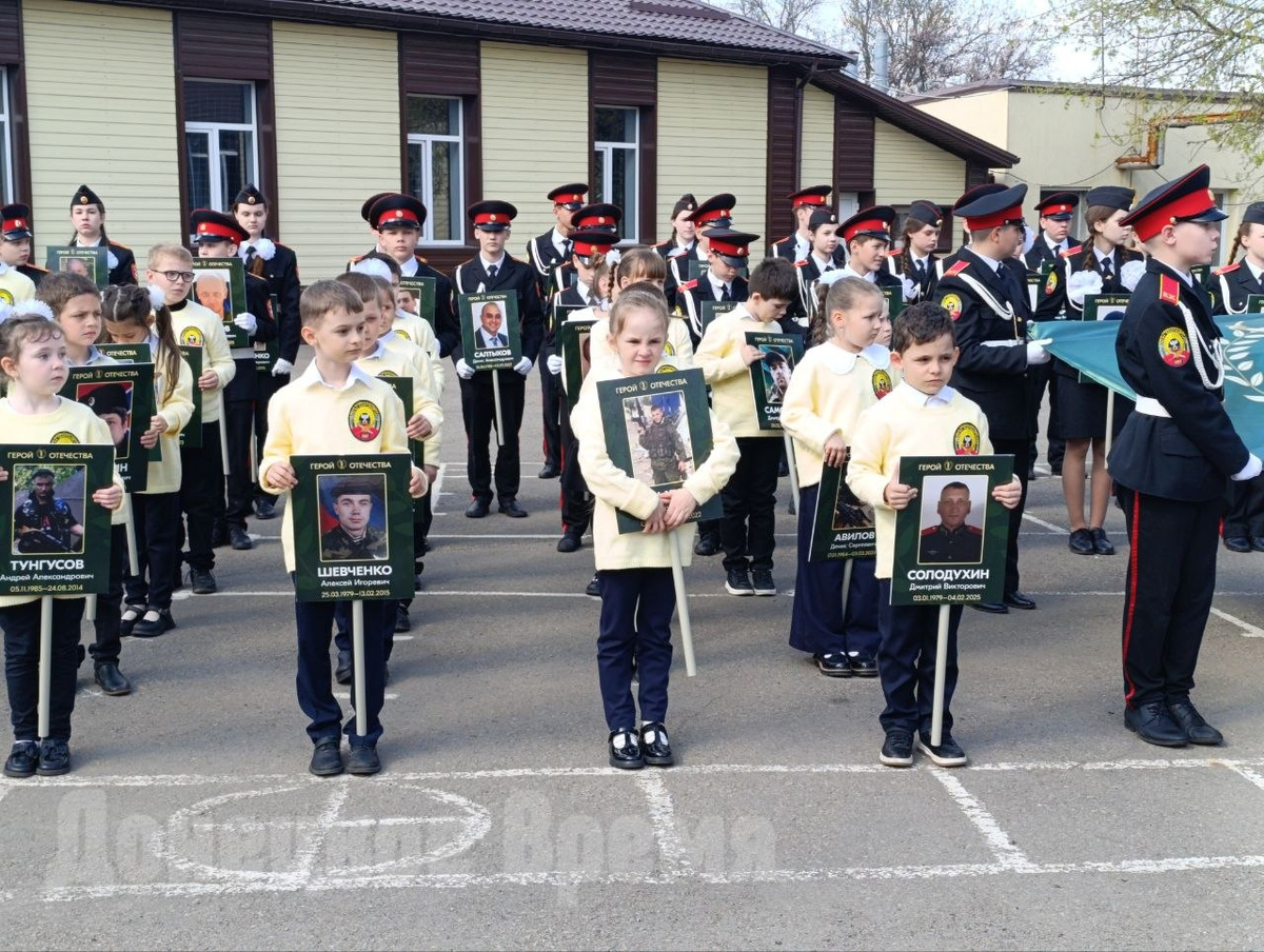 Шествие героев в Кадетском корпусе в Донецке /Фото: Алена Астахова