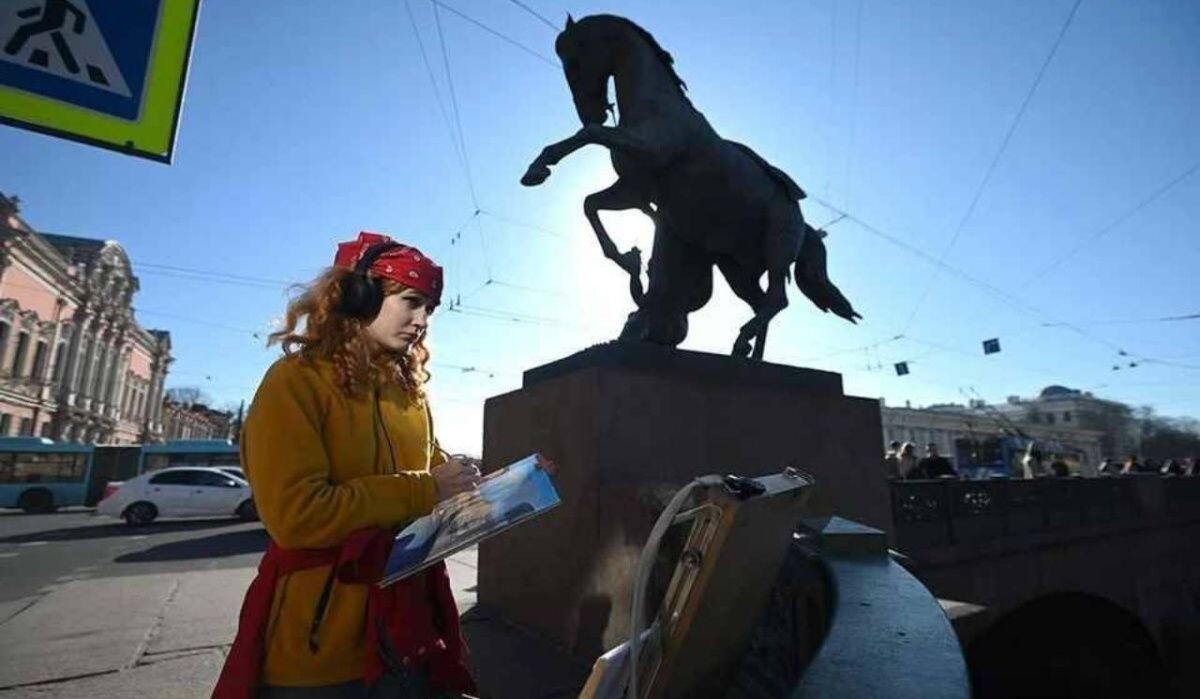     Девушка в наушниках в Питере. Источник: spb.kp.ru Автор фото: Алексей Булатов