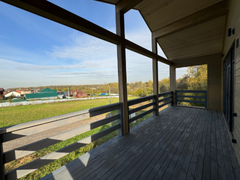 Размер террасы оптимальный для обеденной зоны. Здесь поместятся стол, стулья и останется проход в просторную кухню-гостиную, где комфортно готовить