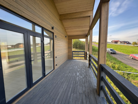 Террасная доска из сосны с защитным маслом выдерживает перепады температур — такое покрытие прослужит 15–20 лет