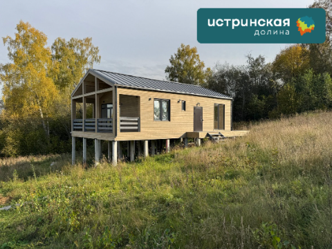 На фото — пример готового дома с террасой в одном из поселков Истринской долины