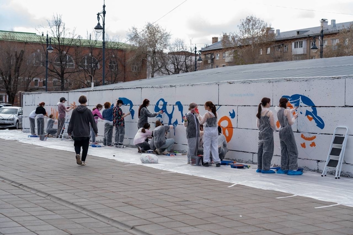    Студенты нарисовали колобка на улице Советской в Оренбурге