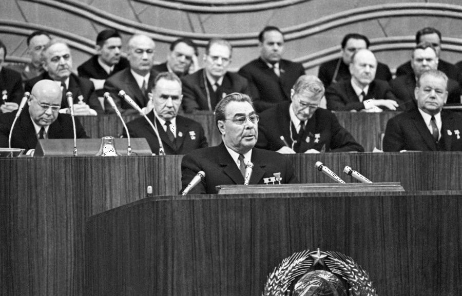    Леонид Ильич Брежнев (на первом плане) во время выступления в Кремлевском Дворце съездов / Источник: © Василий Егоров и Валентин Соболев /Фотохроника ТАСС