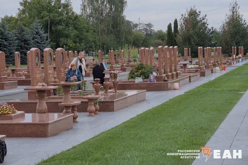    © ЕАН. Кладбище