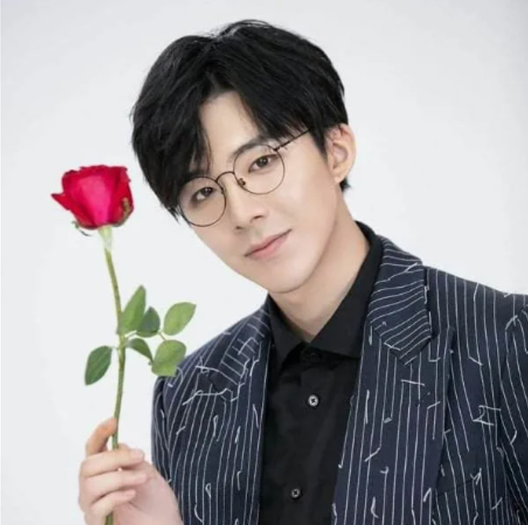 Китайский актер и певец Лю Юйнин.