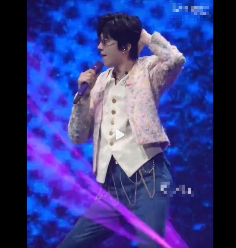 Китайский актер и певец Лю Юйнин.