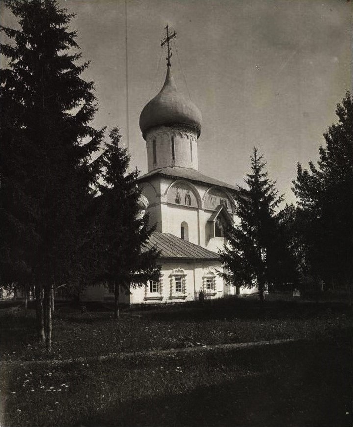 Никольский собор и церковь Всех Святых. Вид с юго-западной стороны. Фото начала XX в. из фондов ГИМ.