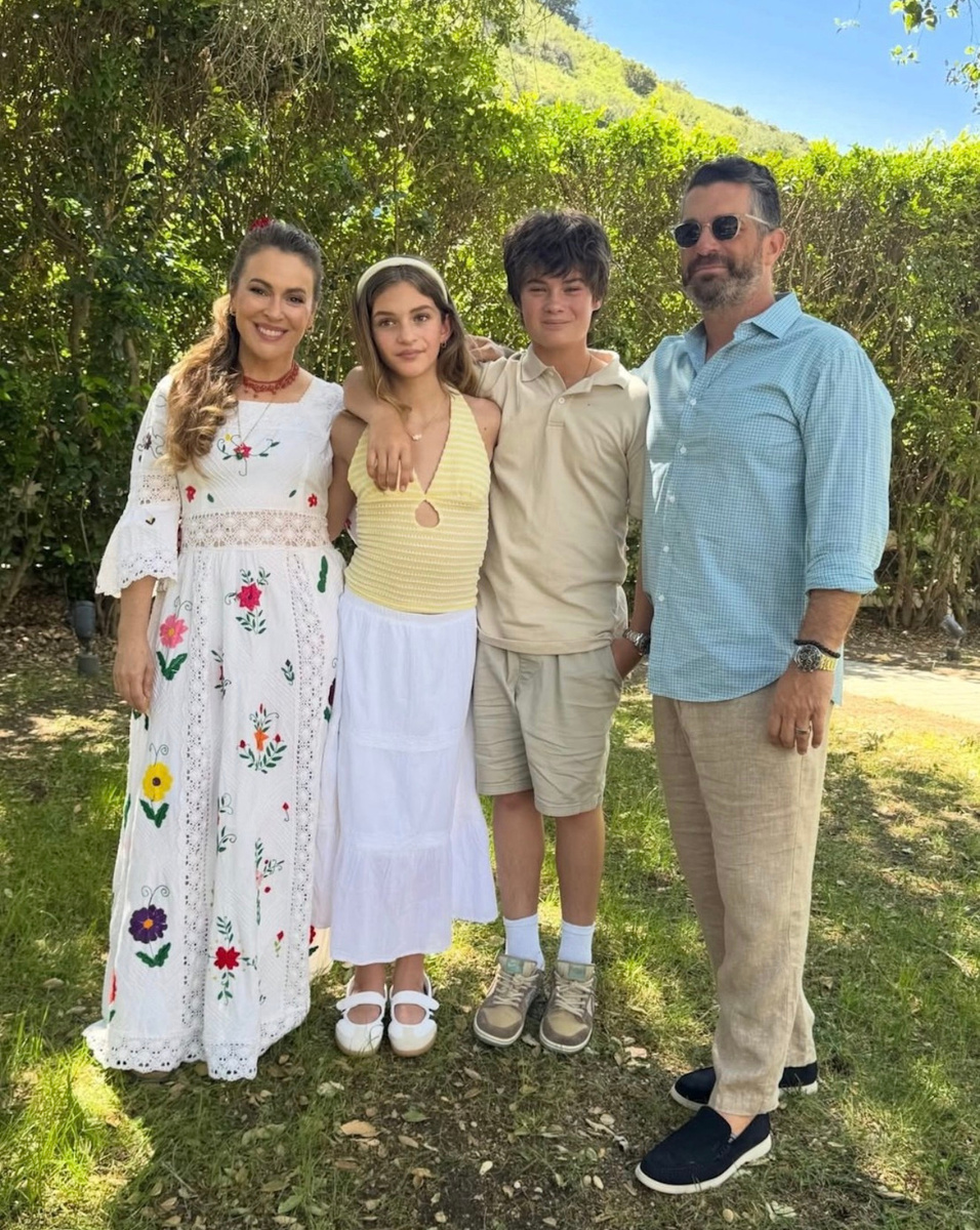    Алисса Милано с мужем и детьми. Фото: Соцсети Алиссы Милано