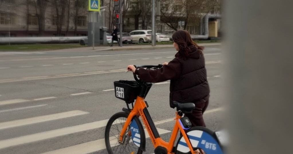 👀 Подглядели, чем занимаются москвичи в обеденный перерыв