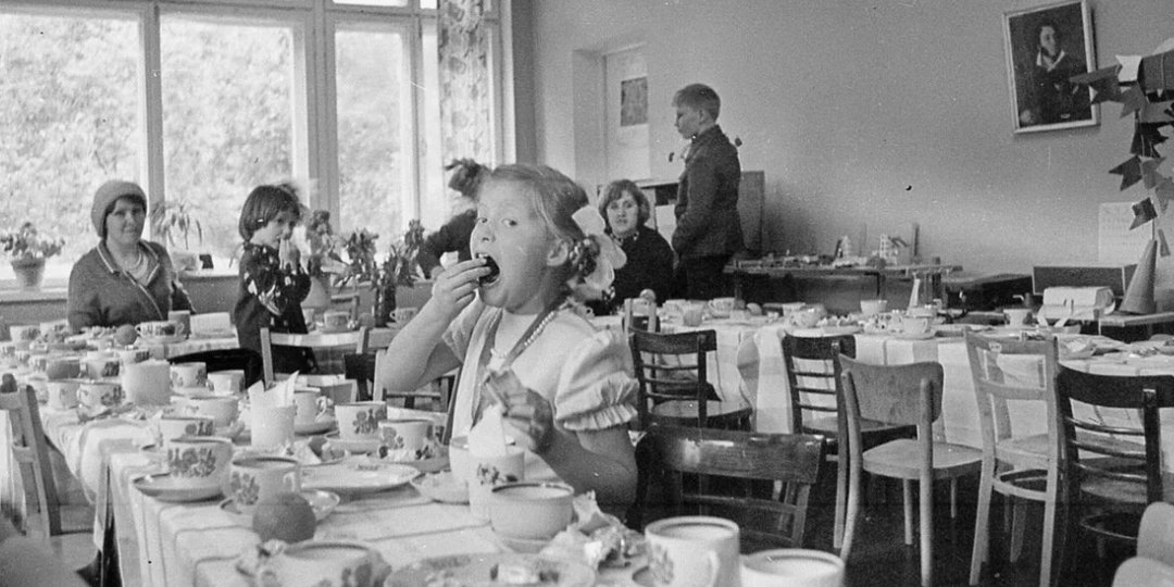 Вафельные трубочки и «Модерн Токинг»: школьные чаепития в СССР