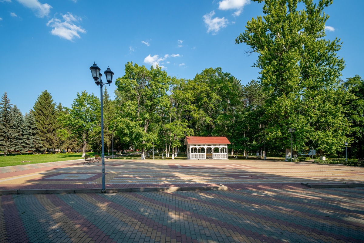 Весной санаторий особенно ценят за ощущение обновления, воздуха и постепенного возвращения в ресурс.