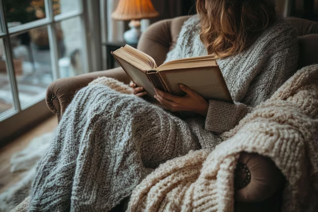 Уютно бывает почитать что-то душевное... Картинка с freepik.com