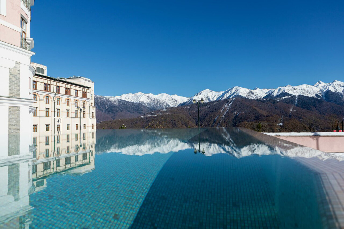Инфинити-бассейн выглядит очень эффектно: он будто встраивается в пейзаж и превращается в озеро, в котором отражаются вершины Кавказских гор. Фото: «Долина 960» / Яндекс Путешествия