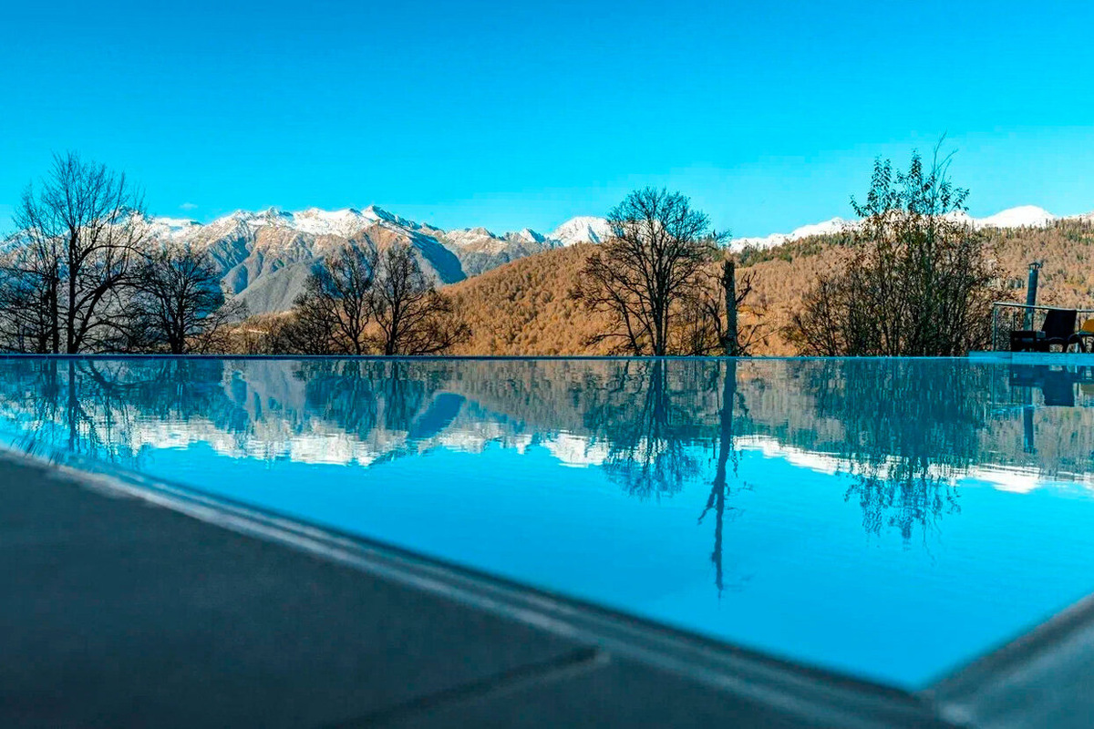 Из воды открывается вид на горные склоны. Фото: Green Flow / Яндекс Путешествия