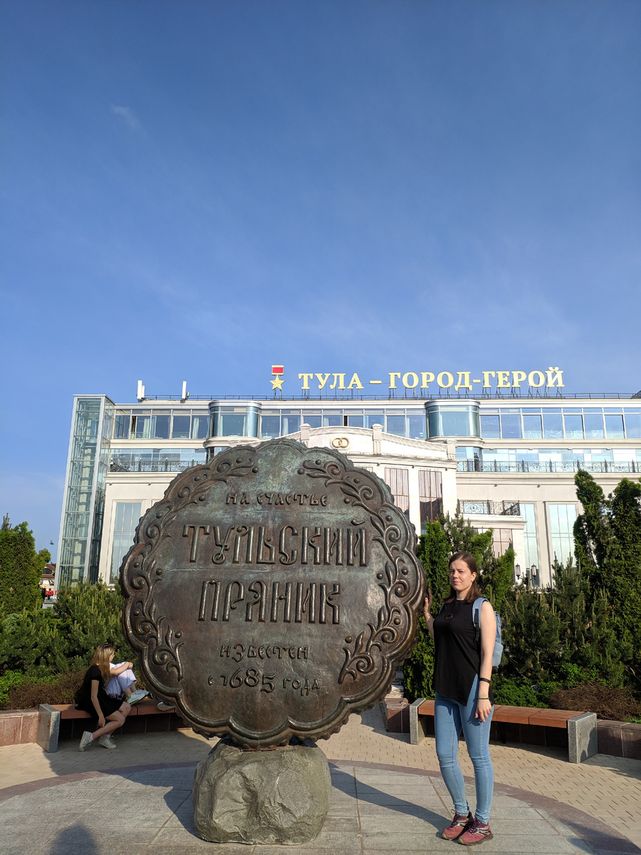 Мотайте фото кнопкой справа