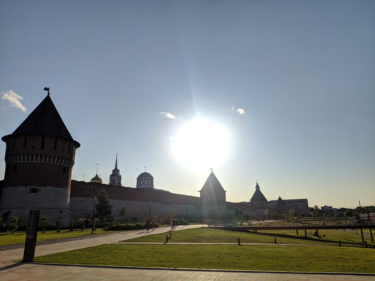 Мотайте фото кнопкой справа