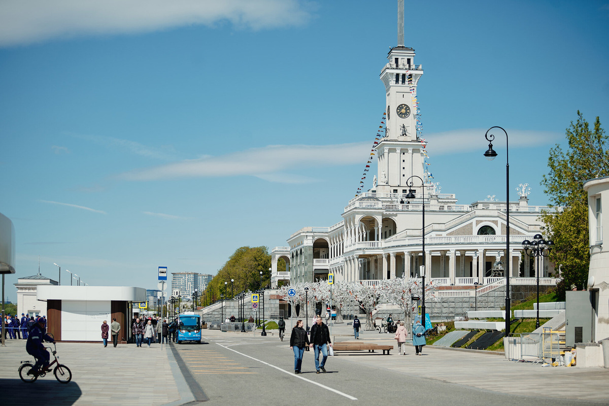 После реставрации вокзал снова стал общественным пространством: внутри работают кафе, выставки и небольшие магазины. Фото: russpass