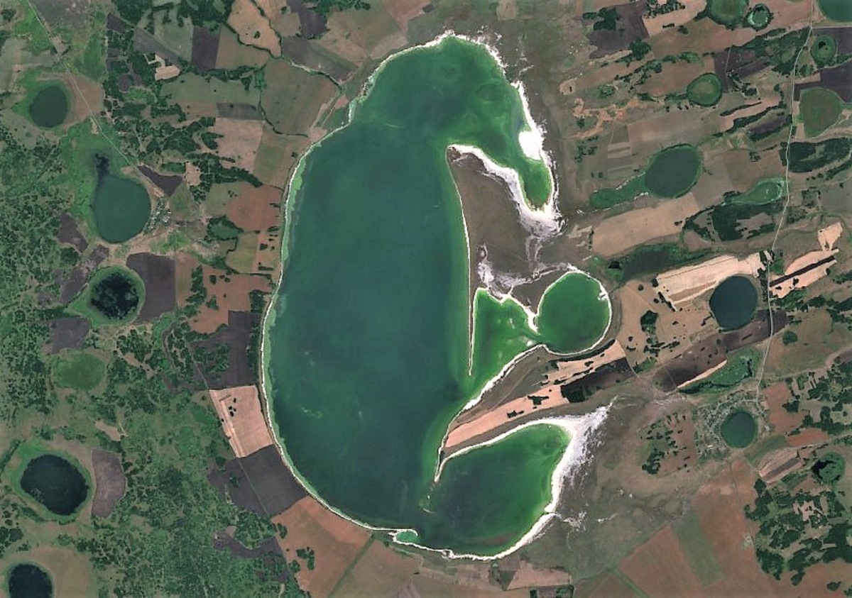    Спутниковый снимок озера Сиверга на границе Тюменской области и Казахстана