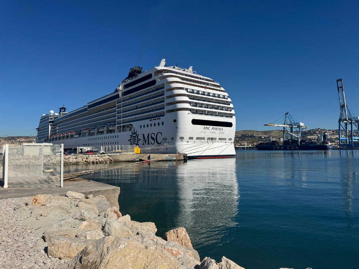 Лайнер « “ Poesia”