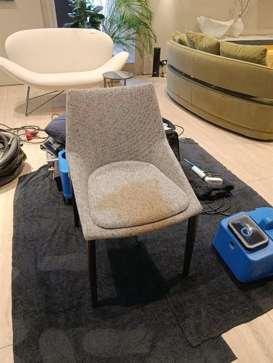 Пятно от пролитого кофе на обивке из шерсти и льна. Чистка на дому у клиента