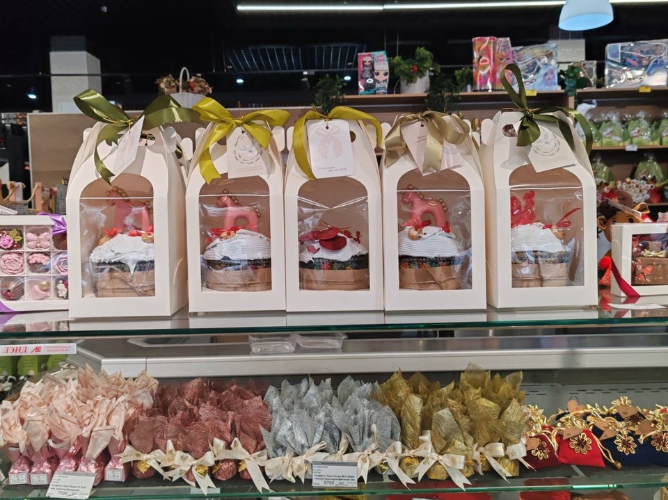    За роскошный кулич в подарочной коробке с пряничными петушками просят 1599 рублей. Екатерина РУДЕНКО