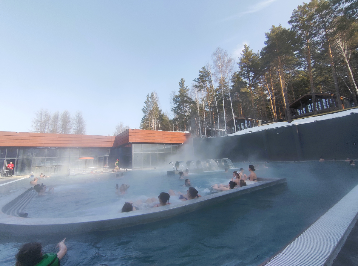 Главный плюс: даже зимой можно нежиться в тёплом бассейне, когда вокруг снег!