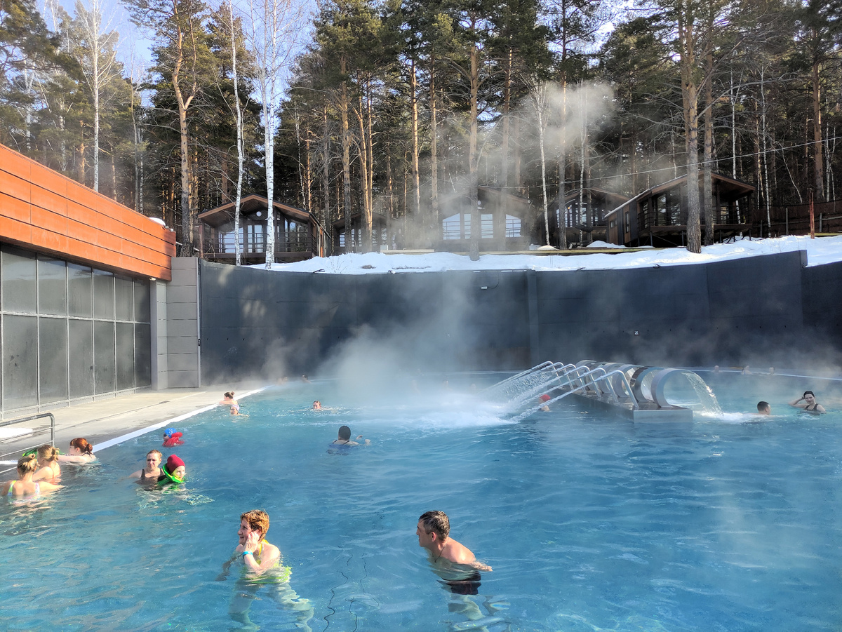 На улице +5°C. Над водой поднимается пар.