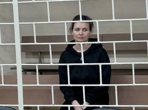 Она сидела в клетке посреди зала и улыбалась улыбкой чеширского кота