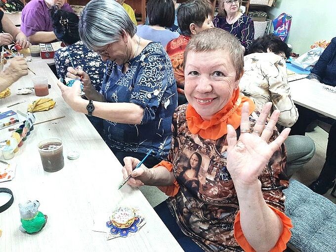 Участницы мастер-класса заняты раскрашиванием созданных подставок