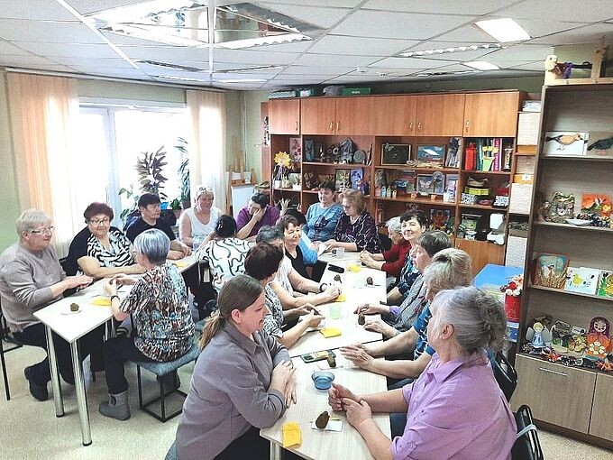 Участницы мастер-класса собрались за рабочим столом