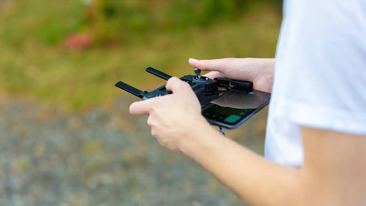    Управление дроном. © unsplash.com/Andreas Schantl