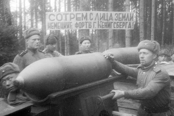 Штурм Кёнигсберга является одной из самых успешных операций в ходе Великой Отечественной войны. К началу 1945 года этот город был мощнейшей крепостью, главным опорным пунктом обороны войск нацистской Германии на юго-восточном побережье Балтийского моря. Но наши войска взяли цитадель за 81 час. 
 
🗓 Наступление Красной Армии началось 6 апреля 1945 года. Победоносное завершение штурма Кенигсберга было отмечено салютом в Москве 9 апреля 1945 года.
 
✍🏻 Напомним, активность пользователей на сайте в течение года будет учтена в итоговых баллах за Диктант. Проходи подготовительные и тренировочные тесты, получай за них дополнительные баллы и повышай свои шансы на победу! 
 
Все вопросы составлены профессиональными экспертами-историками Российского исторического общества (РИО). 
 
🔗 Ссылка на тест: xn--80achcepozjj4ac6j.xn--p1ai/tests/87 
 
#ЕдинаяРоссия #ЕР18 #ДиктантПобеды #ЗнатьЧтобыПомнить