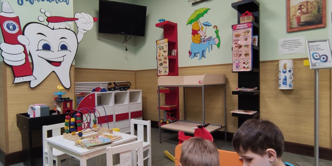 Ребенок боится стоматолога: удалять молочные зубы или лечить под наркозом?