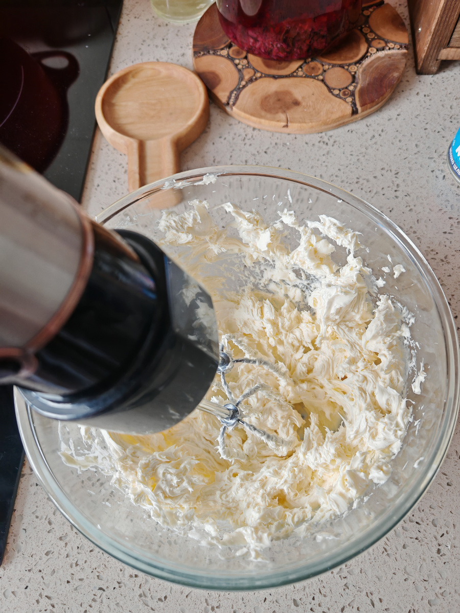 Масло сзбила до побеления.