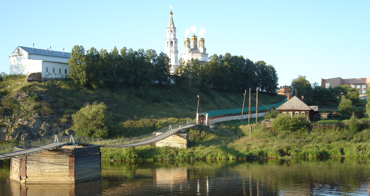 Верхотурье. Пешеходный мостик через Туру. Верхотурье долго оставалось духовным центром Урала и Сибири. Сейчас в Верхотурье так много храмов и они такой вместимости, что в них может разместиться всё население города! 