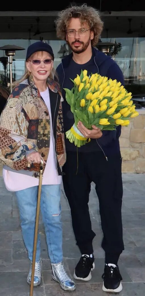 Редкие кадры: Примадонна передвигается с помощью трости во время прогулки в Лимасоле.