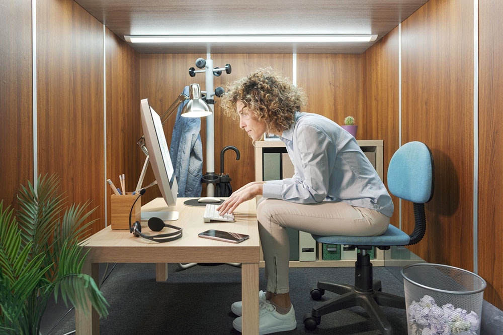    Долгие часы за экраном вредят позвоночнику незаметно, но неотвратимо. Положение монитора, упражнения на рабочем месте - все, чтобы работать без ущерба для здоровья. / iStock