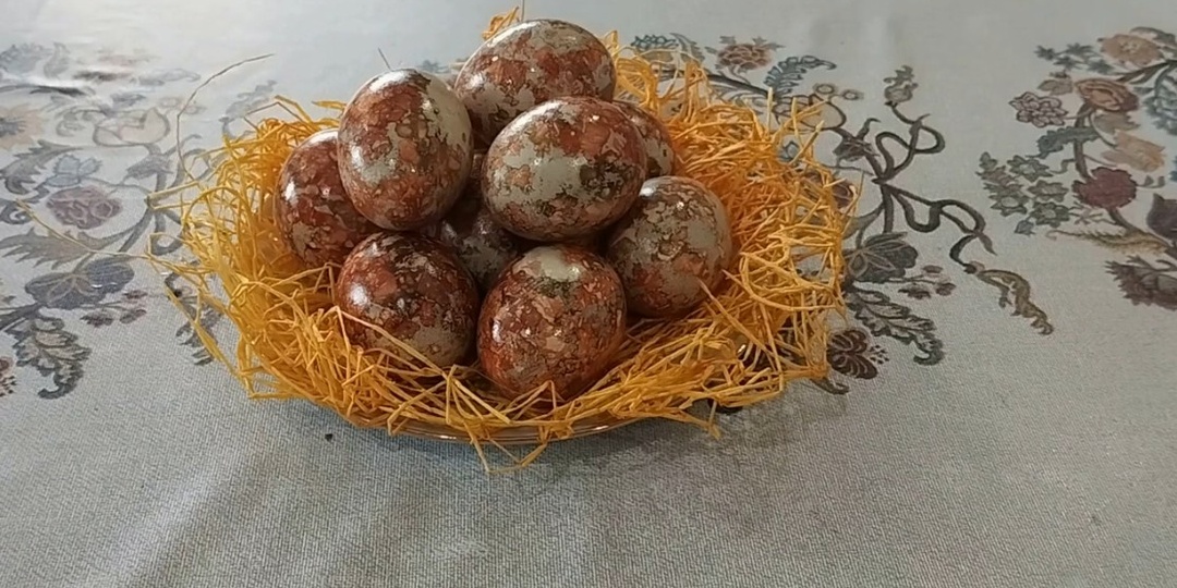 Окрашивание яиц на Пасху с эффектом мрамора.