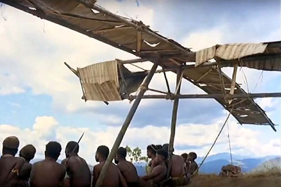 Карго-культ. Папуасы строили из дерева и соломы в натуральную величину самолёты, взлётно-посадочные полосы для привлечения богов - американских самолётов с вещами, вкусной едой и одеждой.