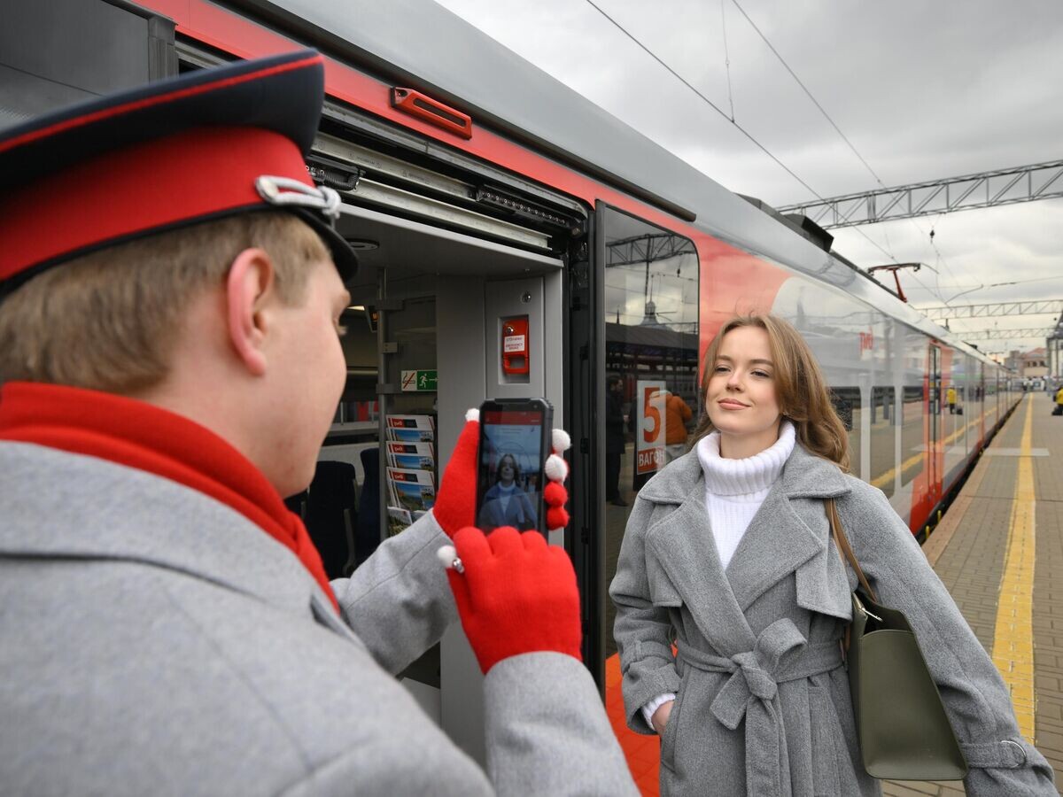    Проводник поезда тестирует сервис посадки пассажиров в вагон поезда по биометрии | © РИА Новости / Юрий Кочетков