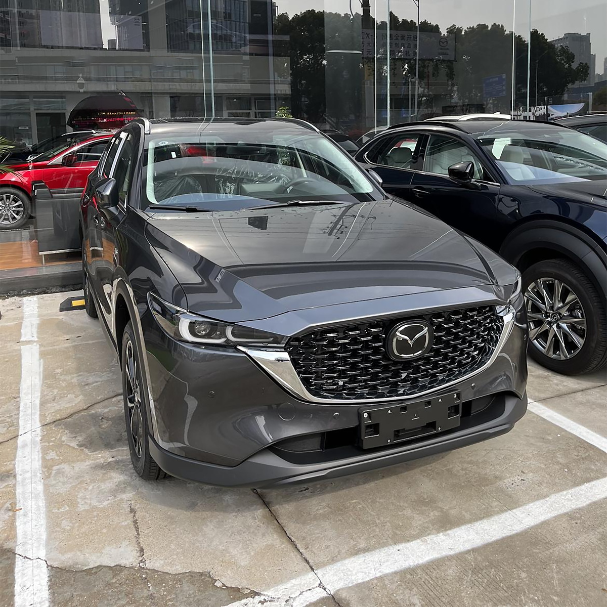 Моя новенькая Mazda CX-5 на парковке у автосалона