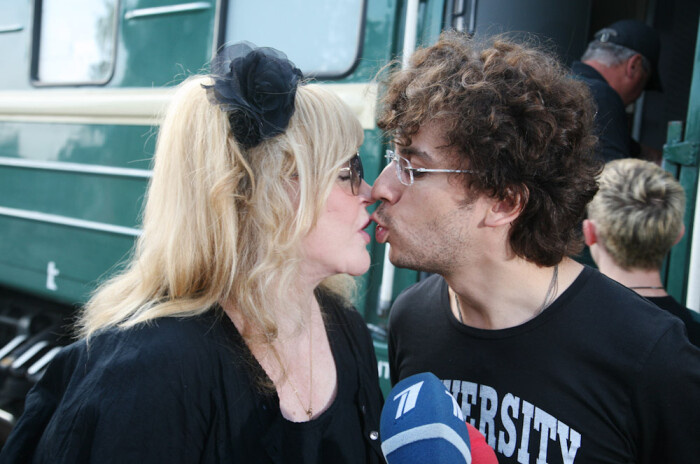 По официальной версии - Пугчаева заморозила свои яйцеклетки.