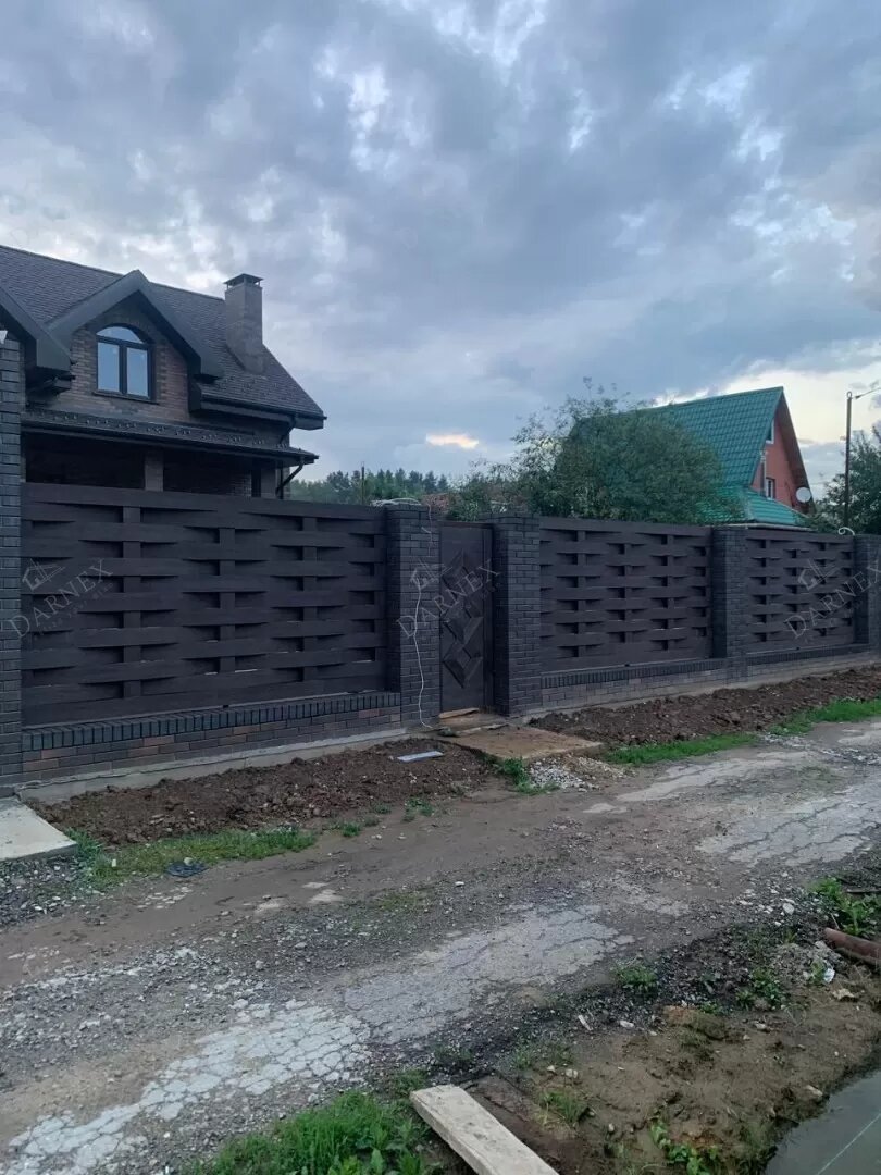 Общий вид готового забора с калиткой