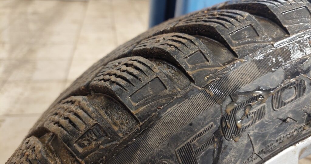Эксперты объяснили, грозит ли штраф за использование зимних нешипованных шин