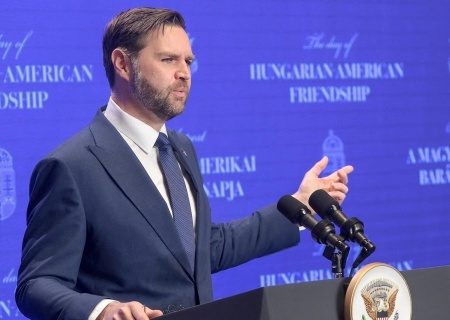    Вэнс осудил Зеленского за угрозы Орбану и рассказал о спорах за несколько квадратных километров в ДНР