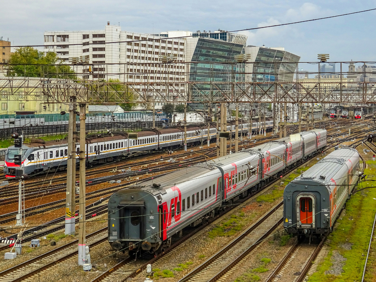 Не удивлю вас вагонами дальнего следования на переднем плане в вагонном парке: в таком окрасе таких 90%, и я естественным образом поездил и на них в том числе. Фото из библиотеки Unsplash.