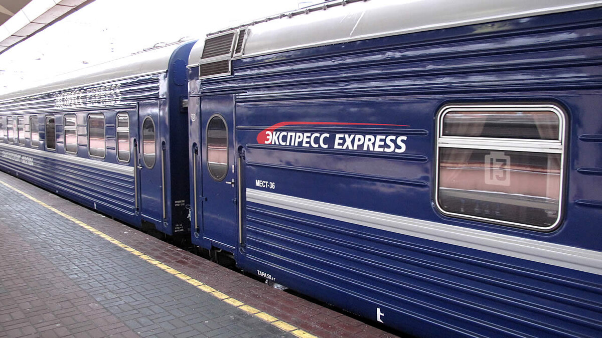 А вот этот поезд, один из самых престижных на этом направлении, меня один раз удивил. О нём и поговорим сегодня! Фото с Викисклада: https://commons.wikimedia.org/wiki/File:P-express-3.jpg