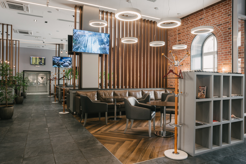 Как сейчас помню: и поел досыта, и телефон зарядил, притом до конца! Так и познакомился с бизнес-залами. Интересно, на Ленинградском вокзале было бы так же? Фото взял с сайта Дирекции ж/д вокзалов РЖД: https://dzvr.ru/passengers/biznes-zaly-novogo-formata/moskovskiy-vokzal.php