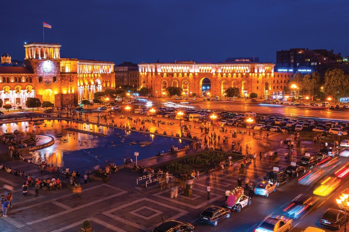 Вечерний Ереван на Площади Республики - лучшее время почувствовать атмосферу города и увидеть поющие фонтаны.