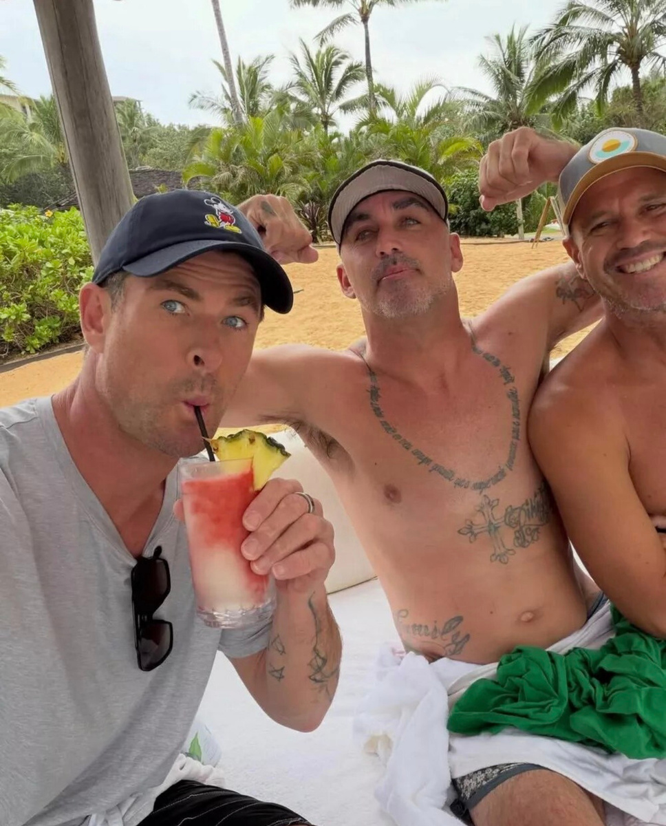     Крис Хемсворт с друзьями. Фото: Соцсети Криса Хемсворта